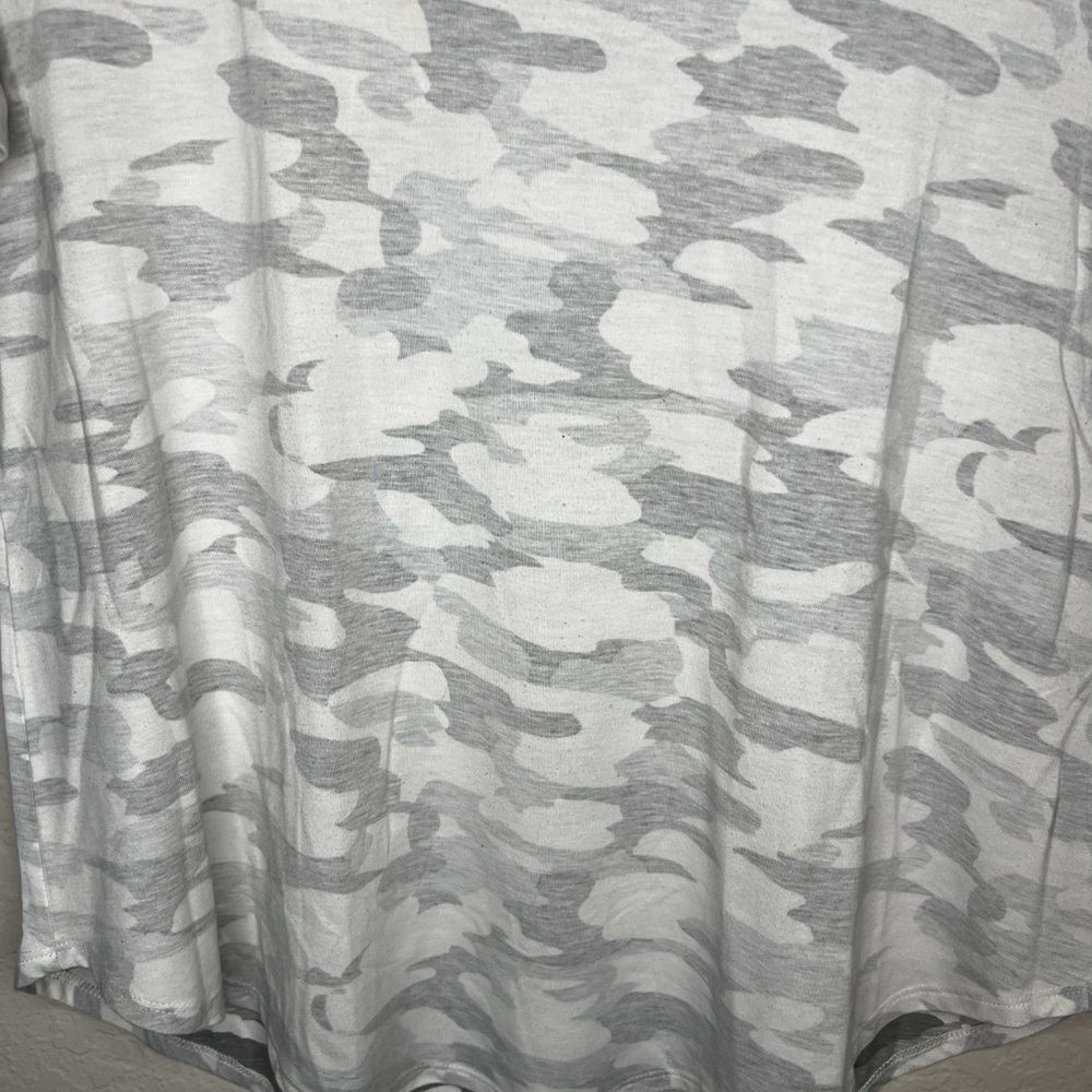 Grace & Lace Camo Scoop Neck Tee Small Gray White Soft Stretch Short Sleeve Top - Picture 2 of 9